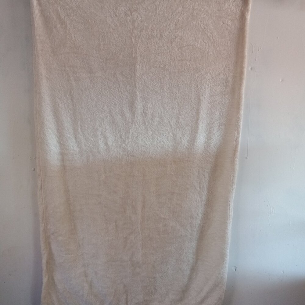 White throw blanket 60 inch X 40 inch like new 100% polyester